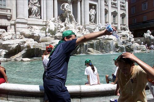 Fontana di Trevi, Raggi: "Allo studio un percorso guidato con passerella"