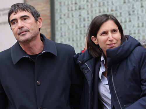 Fratoianni va in aiuto di Elly e scarica lo Sceriffo. De Luca pronto a correre da solo