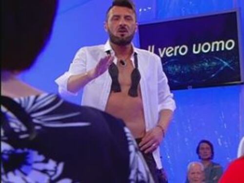 Uomini e Donne, Ida scappa dal Trono Over. I maschi sfilano (mezzi nudi)