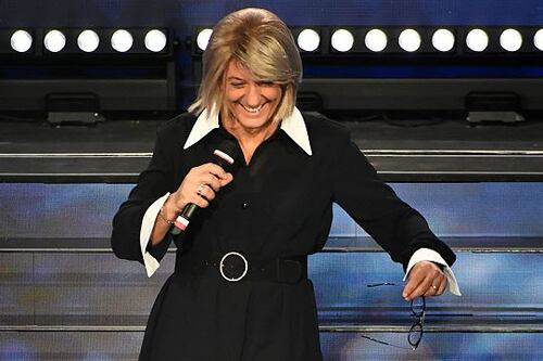 Fiorello show si traveste da Maria De Filippi. La telefonata in diretta è clamorosa