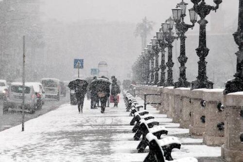 Arriva il grande freddo: neve anche sulle coste e vento forte