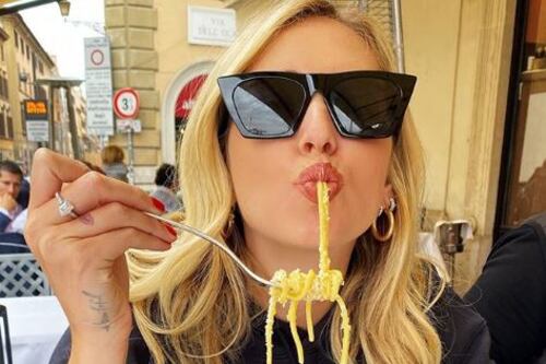 Chiara Ferragni mangia la carbonara. Ma il dettaglio non passa inosservato