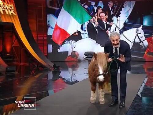 C'è un cavallo in studio! Giletti scherza sul ritorno in Rai