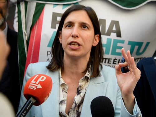 Elly Schlein striglia i suoi: "Basta parlare di Conte", Pd a nervi tesi