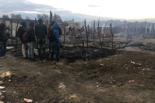 Nuovo incendio nella baraccopoli dei braccianti: un morto Salvini: sgomberiamo tutto