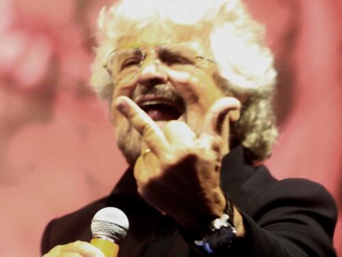 M5S dal vaffa alla piazza di governo. Grillo: "L'euro? Tutti hanno un piano B"