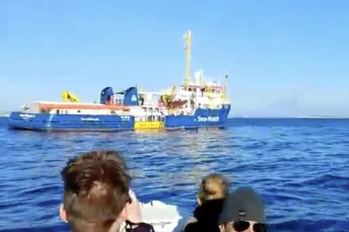 Blitz a bordo della Sea Watch: "Adesso li facciamo sbarcare tutti"