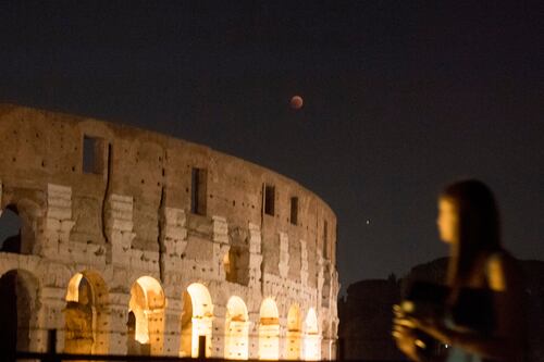 Dal Colosseo al Partenone. L'eclissi di Luna fa impazzire tutti