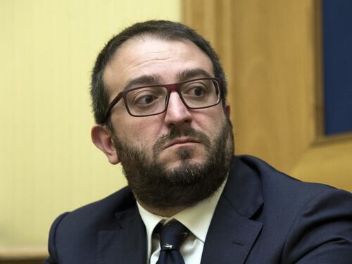 Scintille a L’Aquila: il sindaco di FdI toglie le deleghe ai leghisti