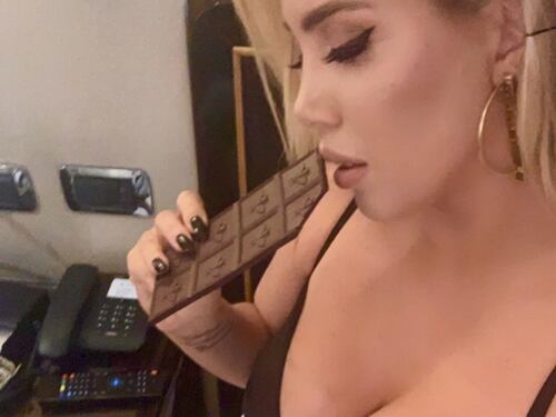 Wanda Nara, la scollatura, il cioccolato. E i fan impazziscono