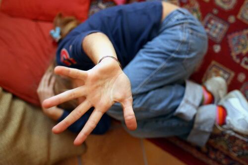 Incatenato al letto dal padre-orco. Ragazzo salvato dalla vicina di casa