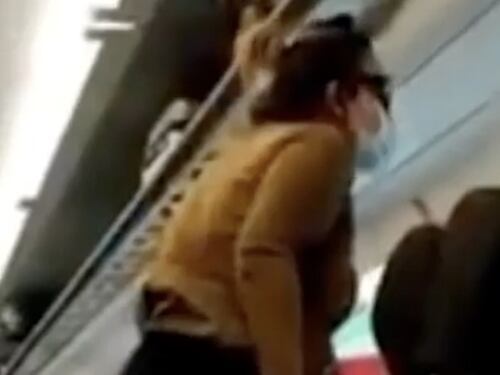 Viaggia senza mascherina e scatta la rissa. Insulti e urla sul treno