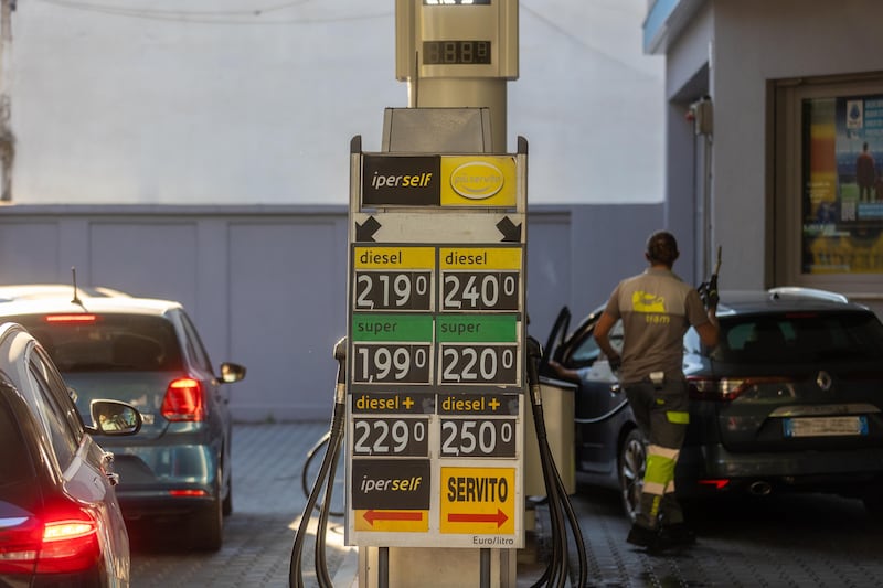 Caro-carburanti, il governo ora punta su Q8: la mossa diplomatica con il Kuwait per estendere il price cap
