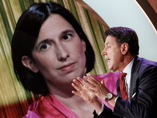 Schlein punge il M5S: "Unità difficile". Conte tuona: "Non siamo cespugli"