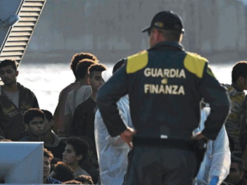 Flussi migratori, l'Italia detta la linea. Ok Ue sui rimpatri veloci. Il Pd frigna: "Come l'Ice"