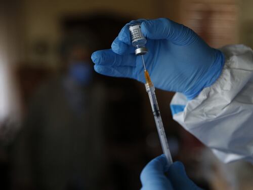 L'assurdo caso di una ragazza di 23 anni: vaccinata sei volte, ma non le danno il green pass