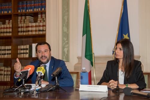 Salvini contro la Raggi: "Buche e rifiuti, a Roma si può fare di più"