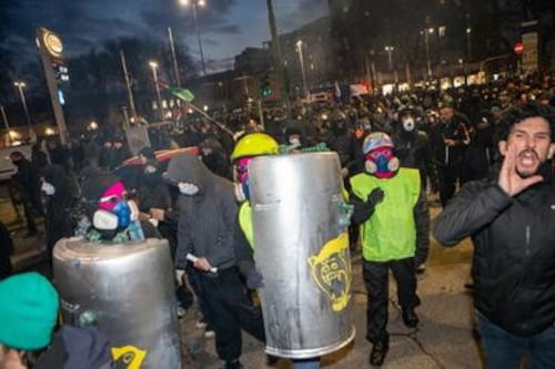 Milano, i "terroristi olimpici" attaccano la polizia: almeno sei fermati