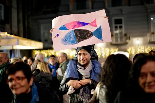 CasaPound in piazza con le Sardine. E sul web scoppia la rivolta
