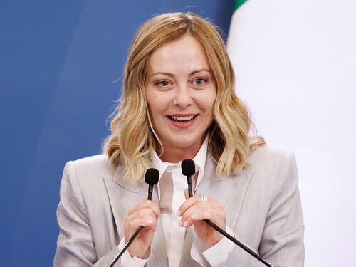 Meloni sente Papa Leone XIV: insieme per sviluppo etico IA e la pace. Sabato incontro con Merz e Carney