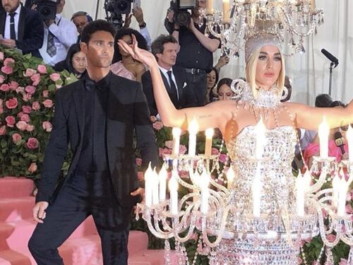 Hamilton si veste da pneumatico e la Perry da lampadario. I vip più pazzi del Met