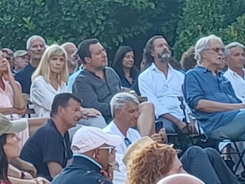 Sinistra impazzita, vuole pure decidere chi può ascoltare De André. Salvini contestato al concerto: "Non avete l'esclusiva"