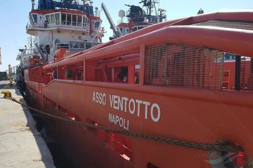 Nave italiana riporta in Libia cento migranti. L'armatore smentisce Ong e sinistra
