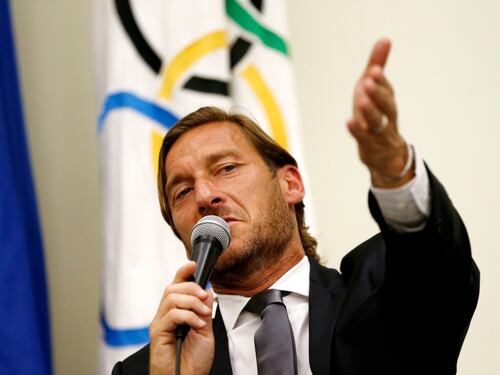 "Capitano a casa sua". Valanga di messaggi per Totti