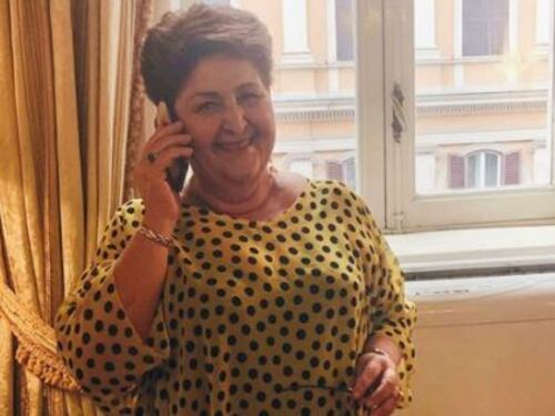 Sul web gli haters la fanno nera. E la Bellanova risponde a pois