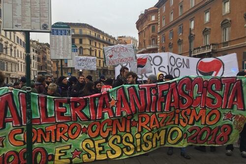 Roma, i centri sociali tifano Zingaretti