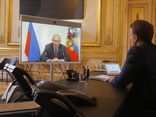 Civili come scudi, Putin accusa l'Ucraina di violare i diritti umani