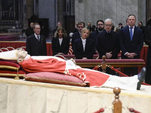 Vaticano, Meloni ricorda Papa Benedetto XVI: “Grande della storia e gigante di ragione e fede”