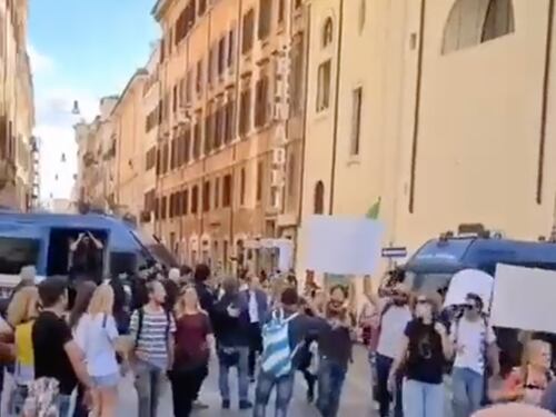 Antagonisti come Forza Nuova: in piazza contro il green pass. Ma la manifestazione non è autorizzata
