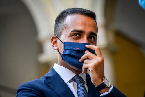 L'Italia è in crisi e il ministro Luigi Di Maio vaneggia: la priorità è pagare meno i parlamentari