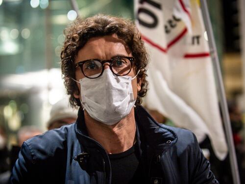 Beppe Grillo indagato a Milano, nelle chat anche l'ex ministro Toninelli. Le ipotesi dei pm