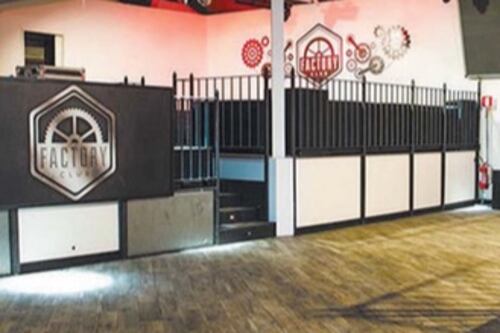Stupro alla discoteca Factory. Fermato romeno. Caccia agli altri due