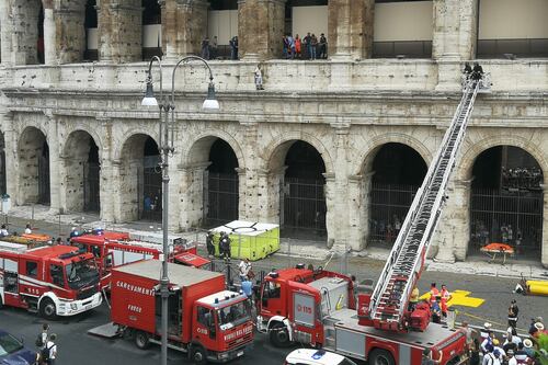 Minacciava di buttarsi dal Colosseo. Guida turistica fa il panico in centro