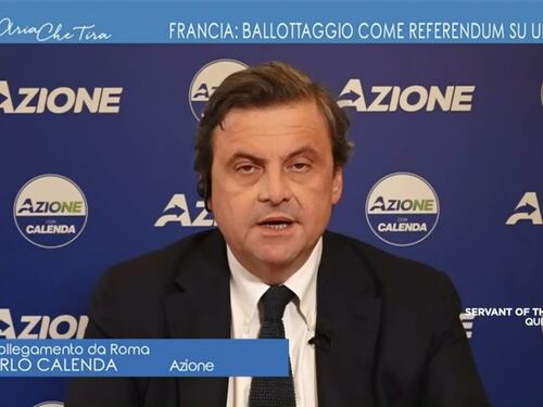 Extraprofitti per tagliare le bollette, la ricetta di Carlo Calenda contro il caro energia