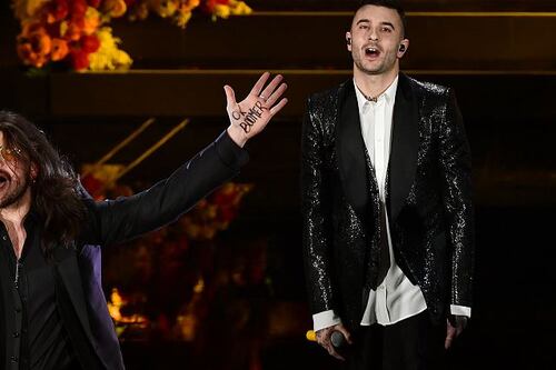 Il compare di Junior Cally attacca Salvini. Cosa si scrive sulla mano