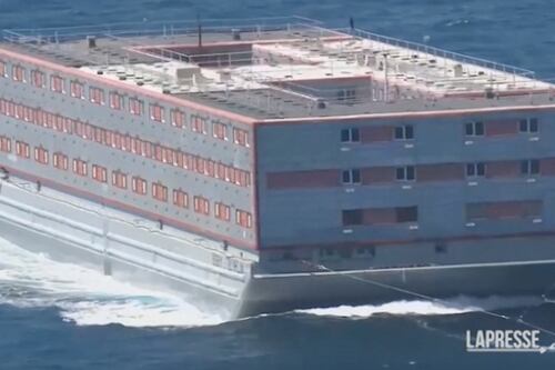 Gran Bretagna, mossa di Sunak: maxi-chiatta nella Manica per i migranti