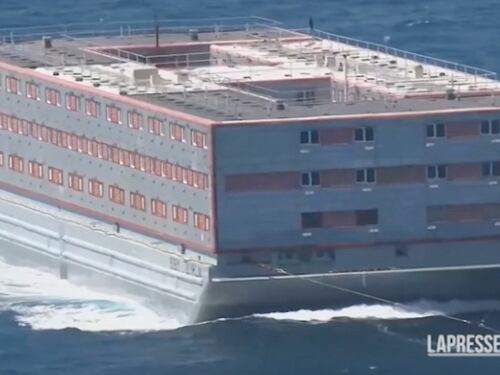 Gran Bretagna, mossa di Sunak: maxi-chiatta nella Manica per i migranti