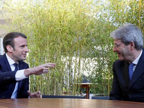 Emergenza migranti, Macron a Gentiloni: ignorato il grido d'aiuto dell'Italia