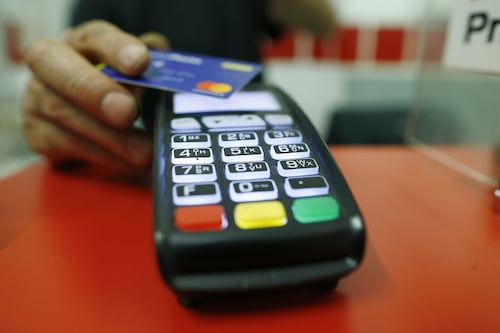 Bonus per chi paga con la carta. Ecco il decreto agosto per spingere i consumi