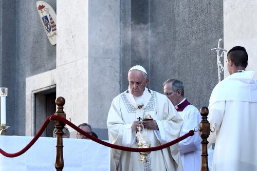 Papa Francesco attacca la Raggi: "Roma soffre di degrado e abbandono"