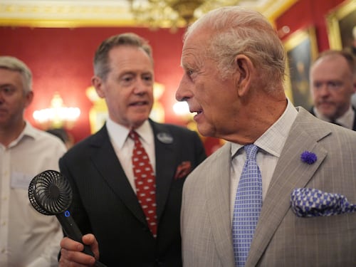 Londra, Re Carlo lascia Buckingam Palace. La monarchia si "normalizza"