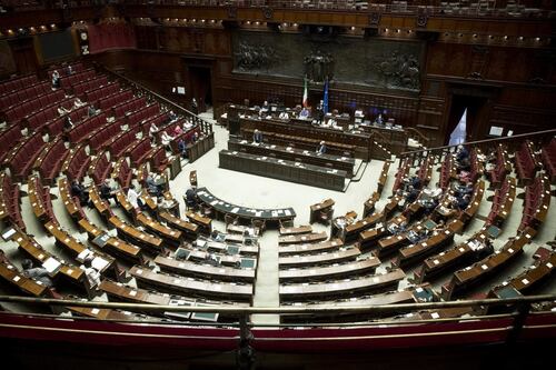 Solita manina in azione. Il dl bollette diventa omnibus, cosa entra nel provvedimento