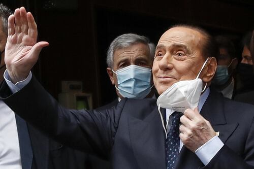 Silvio Berlusconi, "ancora in campo". La telefonata all'evento di Forza Italia, poi la smentita su Marina e Pier Silvio