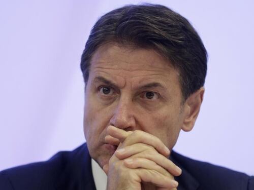 Conte sbotta con il conduttore: "Falco bellicista". Alta tensione sulla Rai