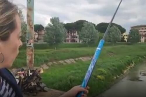 Dopo la gaffe virale la Meloni "pesca" le zucchine di mare