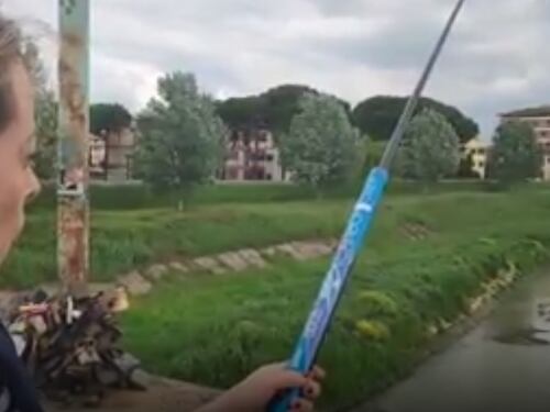 Dopo la gaffe virale la Meloni "pesca" le zucchine di mare